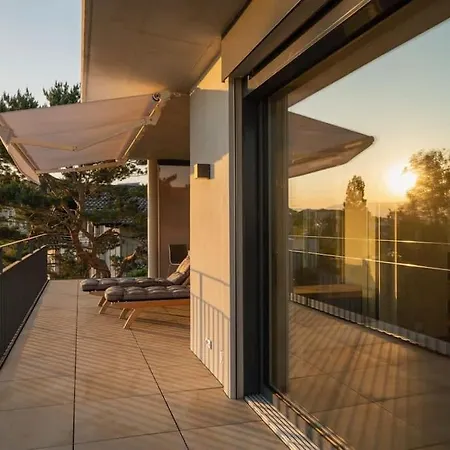 Contemporary Penthouse With Cinema And Breath-taking Lakeview Apartamento *