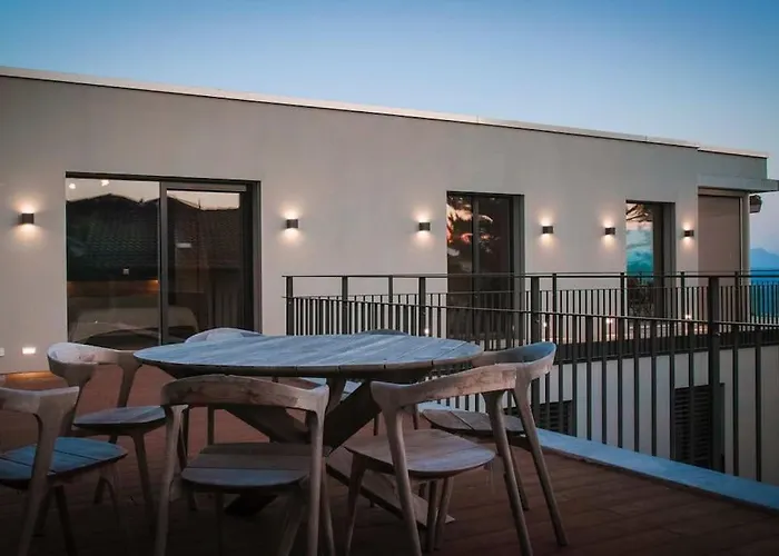 Contemporary Penthouse With Cinema And Breath-taking Lakeview Apartamento *